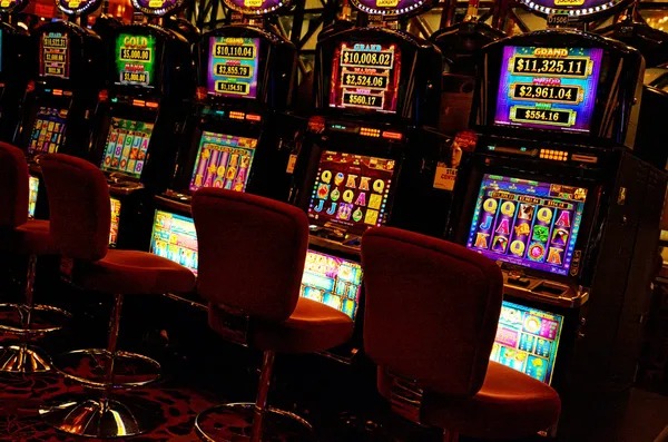 Teen Patti live dealer table on pasukanjitu mobile showing cards and betting interface